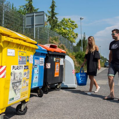 Třídění a recyklaci plastů, skla, papíru, nápojových kartonů, kovů a dalších využitelných materiálů.