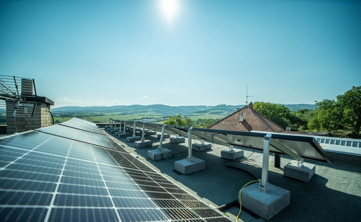 Specializujeme se na návrhy a instalace fotovoltaických elektráren pro rodinné i bytové domy, firmy a průmyslové objekty